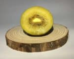 Actinidia deliciosa - Coupe d'un kiwi jaune