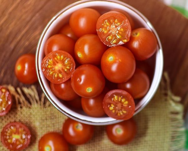 Tomate Saint-Pierre - Fruits entiers et tranchés