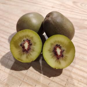 Actinidia deliciosa, Kiwis rouges, fruits mûrs de Kiwi rouge, fruits mûrs d'Actinidia deliciosa 'Wonder', Kiwis Wonder, Red Kiwis