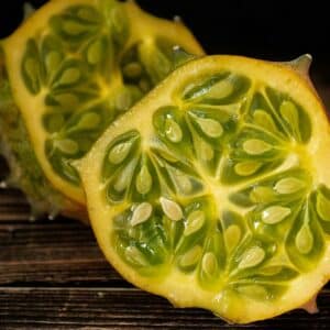 Fruit de Cucumis metuliferus 'Jelly Round', Coupe d'un fruit de Kiwano 'Jelly Round', Graines de Cucumis metuliferus, Graines de Kiwano 'Jelly Round'